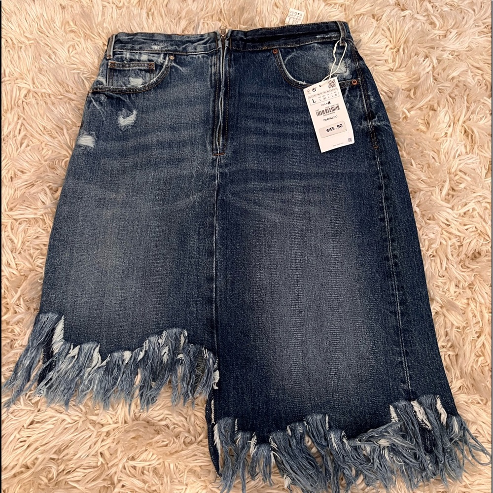 ZARA TRF DENIM NWT LARGE SUPER CUTE DISTRESSED HEM